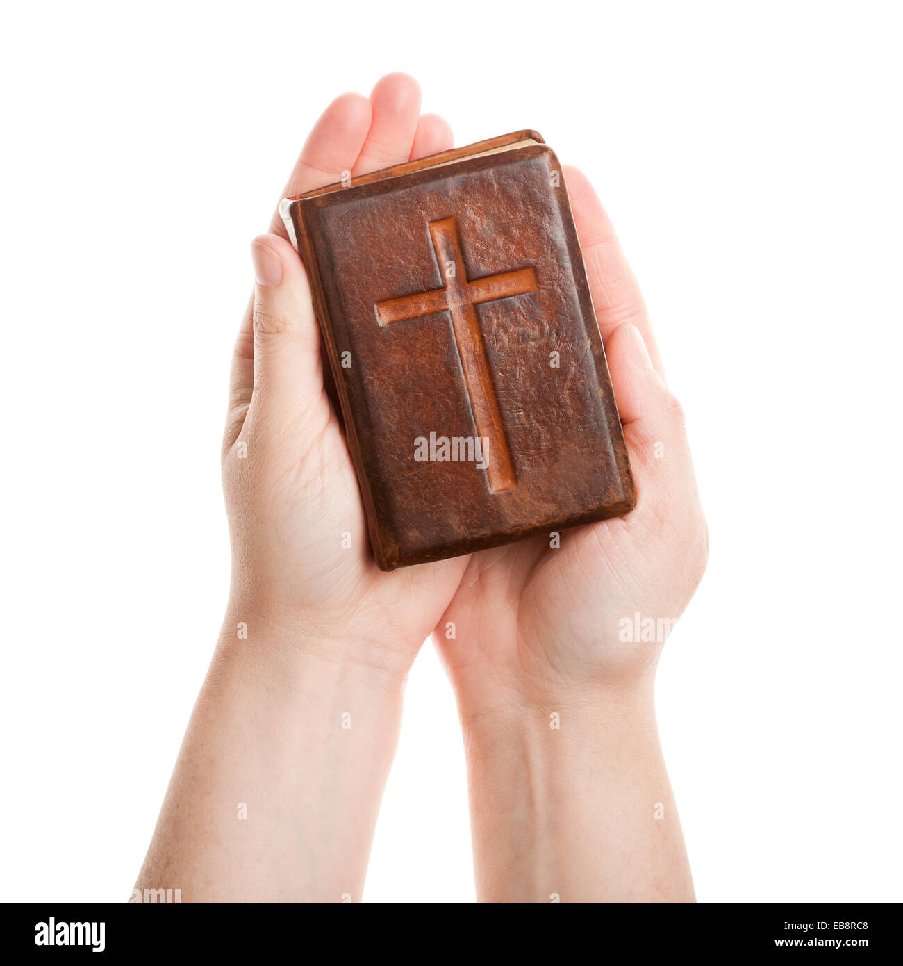 Hand, die die alte Bibel isoliert auf weiss Stockfoto