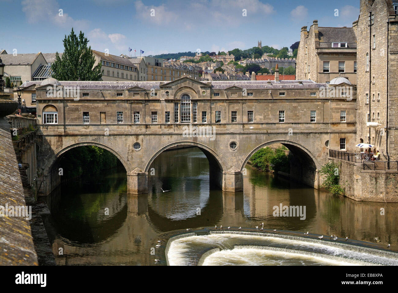 Bath, Somerset, UK zeigt die Roman Baths mit Bath Abbey hinter Royal Crescent, Bath Abbey und Kirchhof und Pultney Brücke Stockfoto