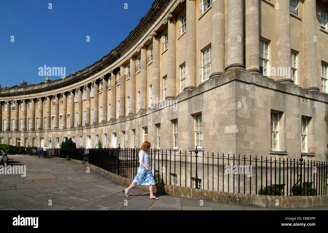 Bath, Somerset, UK zeigt die Roman Baths mit Bath Abbey hinter Royal Crescent, Bath Abbey und Kirchhof und Pultney Brücke Stockfoto