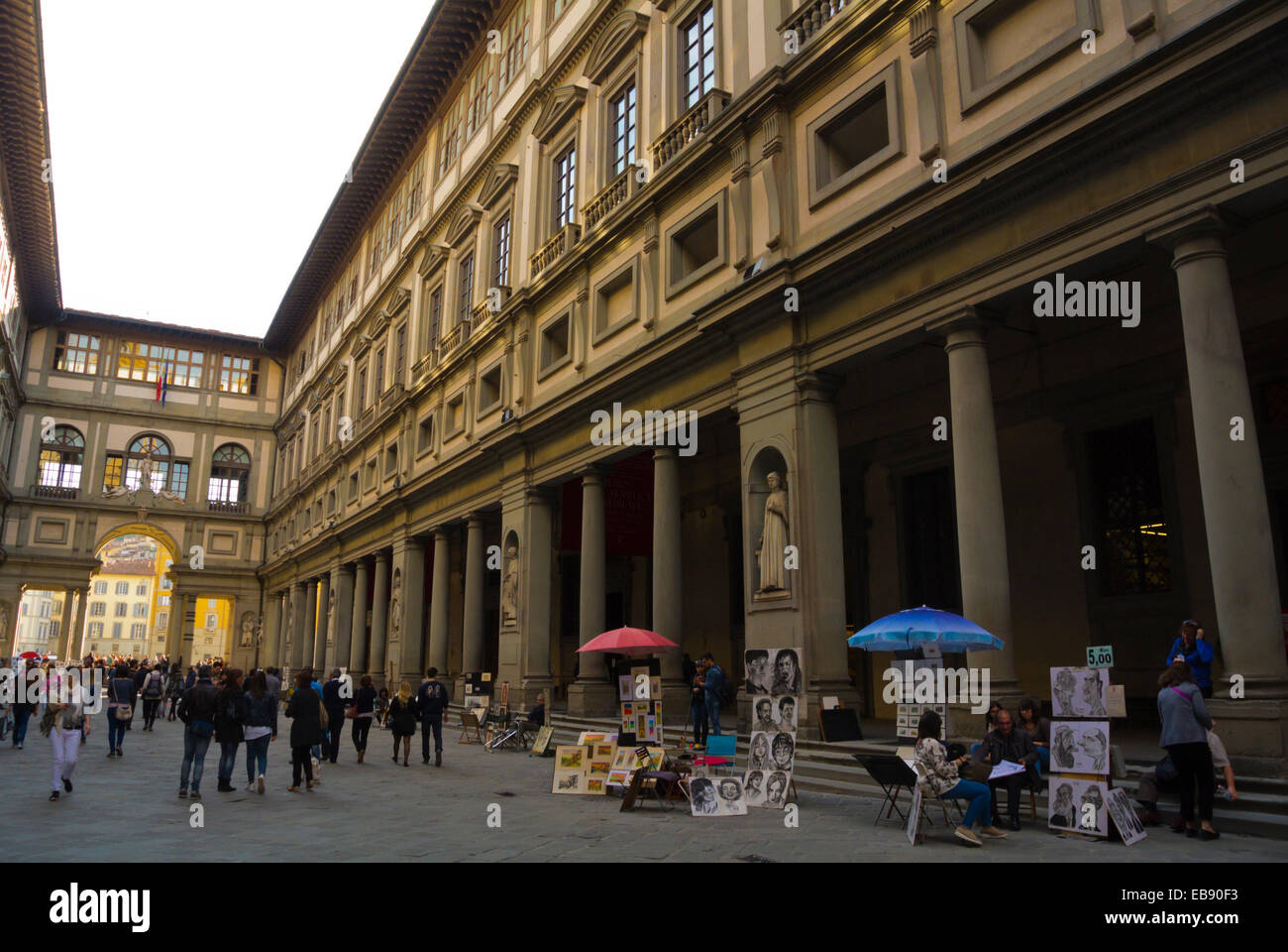 Piazzale Degli Uffizi Quadrat zwischen Piazza Signoria und Riverside, Florenz, Toskana, Italien Stockfoto