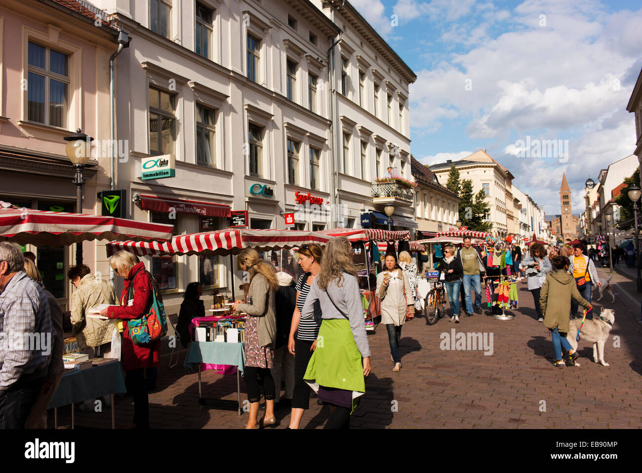 Touristen am Ende von Sumer auf Brandenburger Str schlendern und schauen Sie sich die Geschäfte und Marktstände. Stockfoto