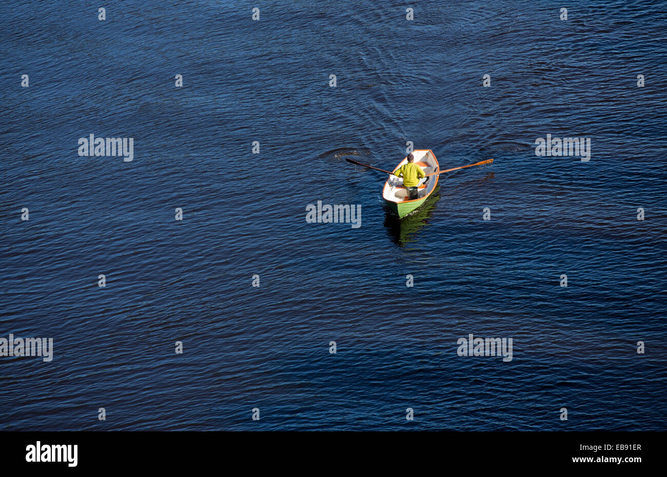 Luftaufnahme eines älteren Mannes, der Fiberglas Ruderboot / Schiff / Beiboot , Finnland rudert Stockfoto