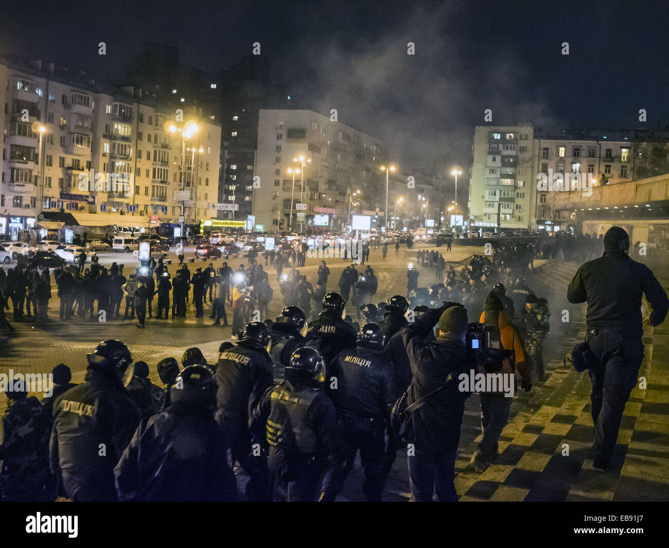 Das zweite Konzert von Ani Lorak in Kiew von Explosionen von Feuerwerk, Feuerwerkskörper und Rauchbomben begleitet. Unter patriotischen Parolen Fußball Ultras begann werfen von Steinen und Feuerwerkskörpern Polizei, statt Strafverfolgungsbehörden, wiederum, bis vor kurzem die Cordon. Jedoch als Aktivisten, Mitglieder des MUP zu schlagen begann, ging die Polizei in die Offensive. Fußball-Fans wurden schnell zerstreut. 27. November 2014. © Igor Golovniov/ZUMA Draht/Alamy Live-Nachrichten Stockfoto