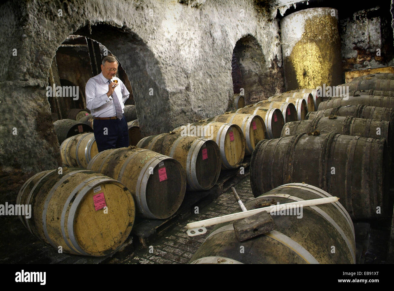 Bristol Geister Ltd, mit Eigentümer John barrett Kontrolle Fässer Rum und Branntwein in den Kellern. Stockfoto