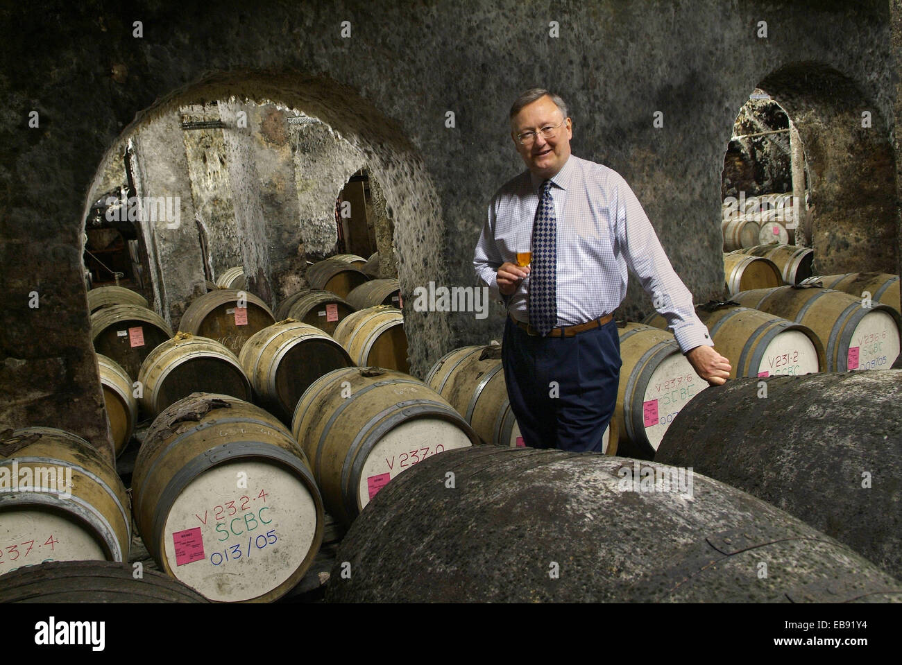 Bristol Geister Ltd, mit Eigentümer John barrett Kontrolle Fässer Rum und Branntwein in den Kellern. Stockfoto