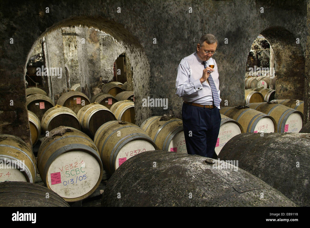 Bristol Geister Ltd, mit Eigentümer John barrett Kontrolle Fässer Rum und Branntwein in den Kellern. Stockfoto