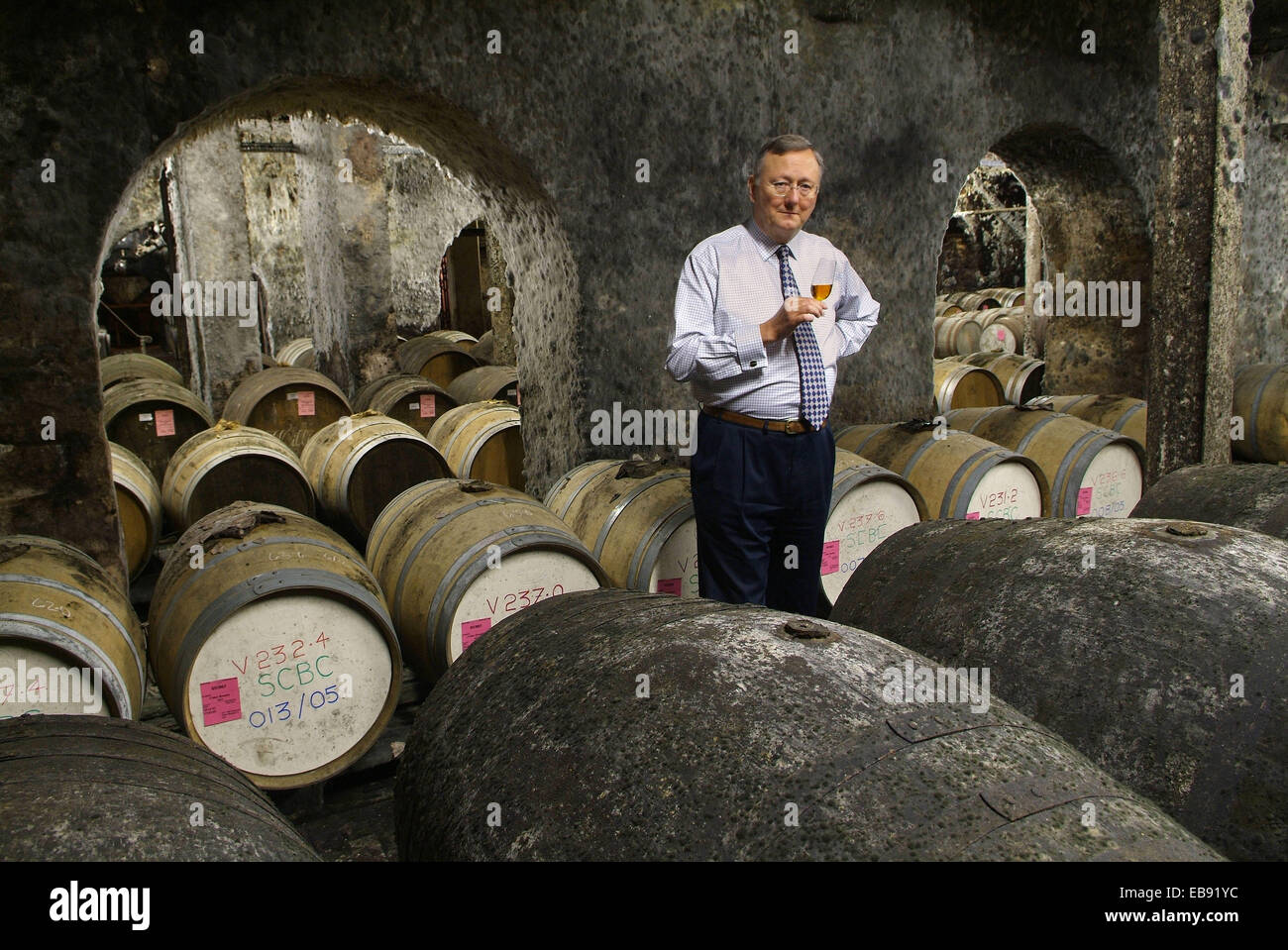 Bristol Geister Ltd, mit Eigentümer John barrett Kontrolle Fässer Rum und Branntwein in den Kellern. Stockfoto