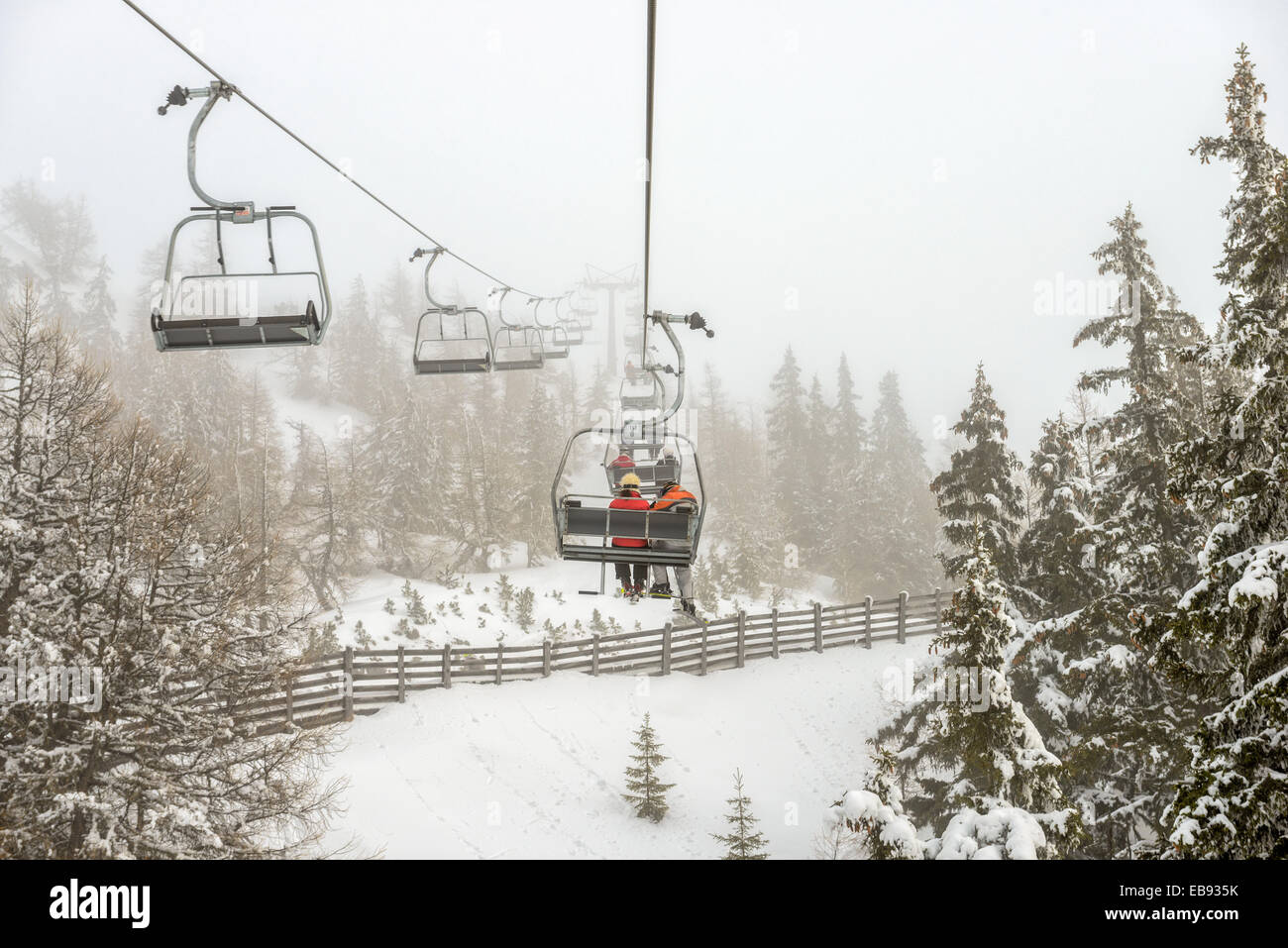 Sessellift mit Skiern im Schnee im alpinen Ski resort Stockfoto