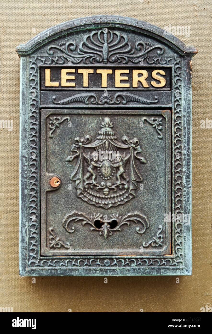 Antik Briefkasten auf der Haus-Eingangstür, Zug, Schweiz Stockfotografie -  Alamy