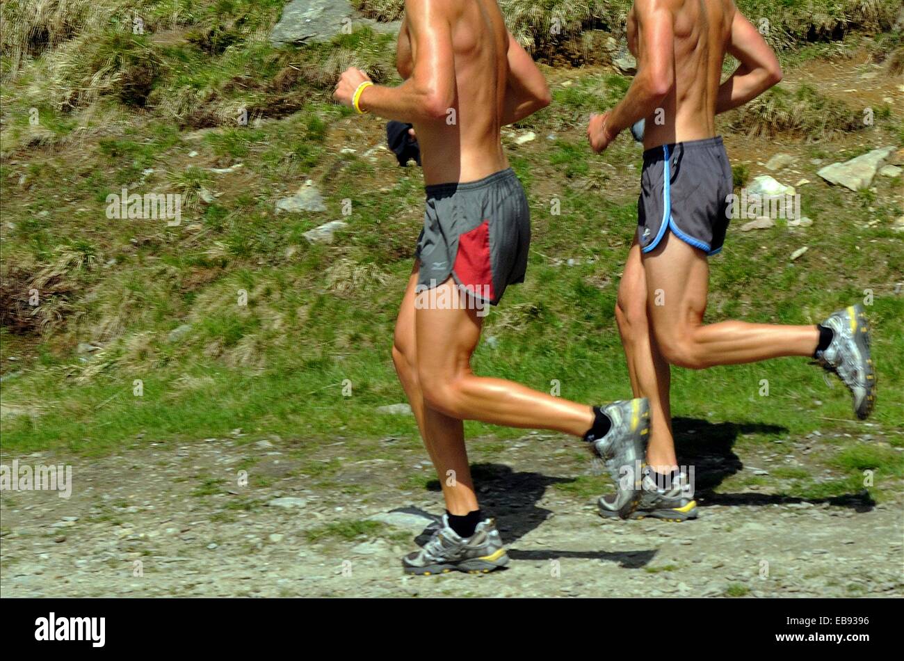 zwei Männer in kurzen Hosen laufen nur zusammen in den Schweizer Alpen,  Saas Fee, Kanton Wallis, Schweiz Stockfotografie - Alamy