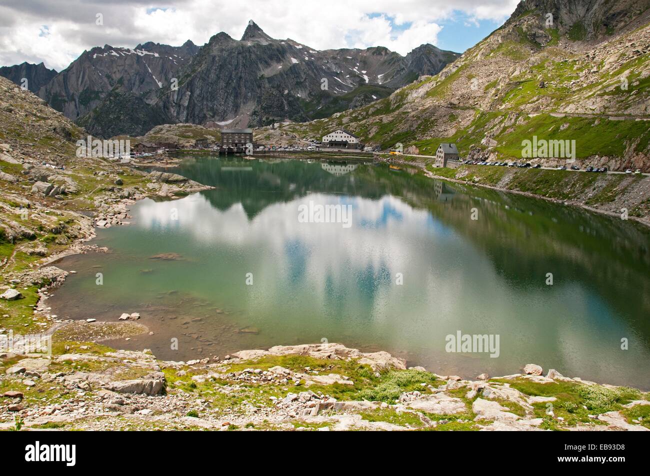 Großen St. Bernhard-Pass führt bis zur Grenze zwischen der Schweiz und  Italien, die Orte, wo berühmte sind Bernhardiner Hunde gezüchtet  Stockfotografie - Alamy