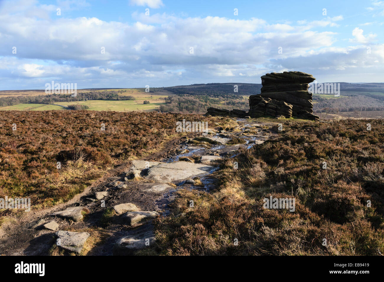 Owler Tor und Blick Richtung Derwent Valley, Hathersage Moor, Peak District National Park, South Yorkshire, England Stockfoto