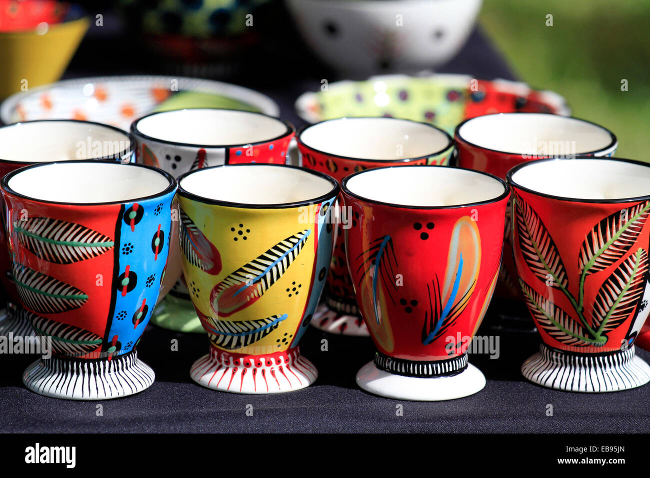 Bunt bemalten Keramiktasse zum Verkauf an einem Stand an der Kirstenbosch Craft Market Cape Town, South Africa. Stockfoto