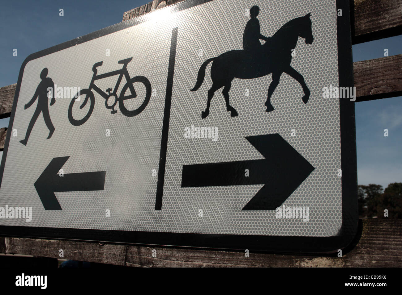 Öffentliche Zeichen Vorfahrt für Radfahrer, Fußgänger und Reiten auf einem Zaun Stockfoto