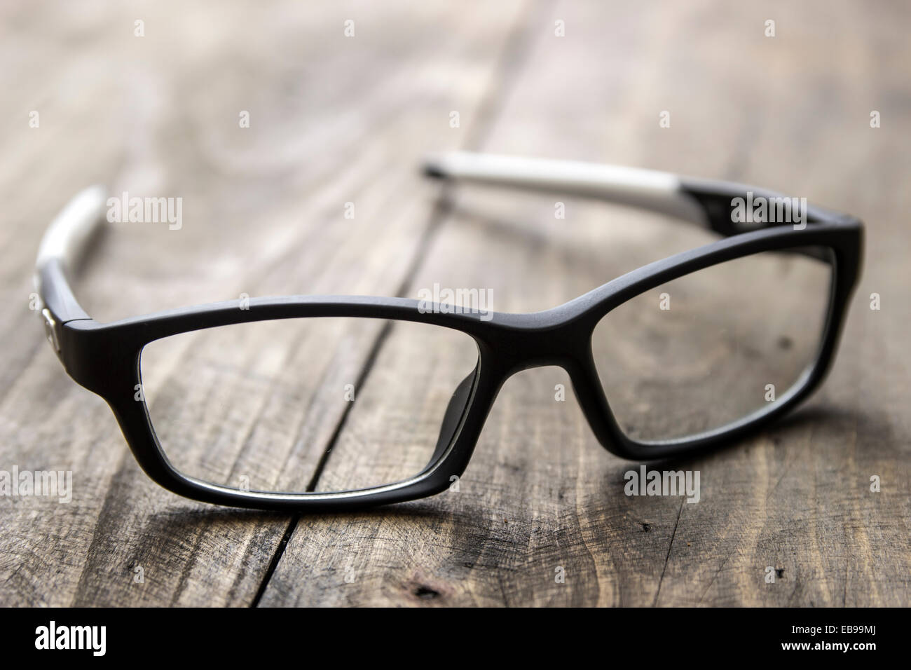 Optische Gläser auf hölzernen Hintergrund, Nahaufnahme Stockfoto