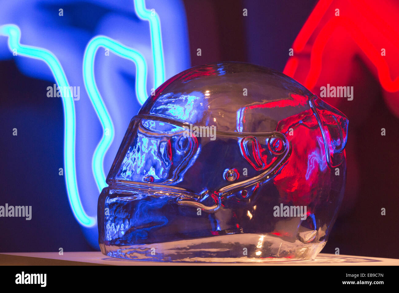 Glas-Helm des Formel-1-Fahrer mit Leuchtreklamen. Angela Palmer Einzelausstellung "Adrenalin" The Fine Art Society. Stockfoto