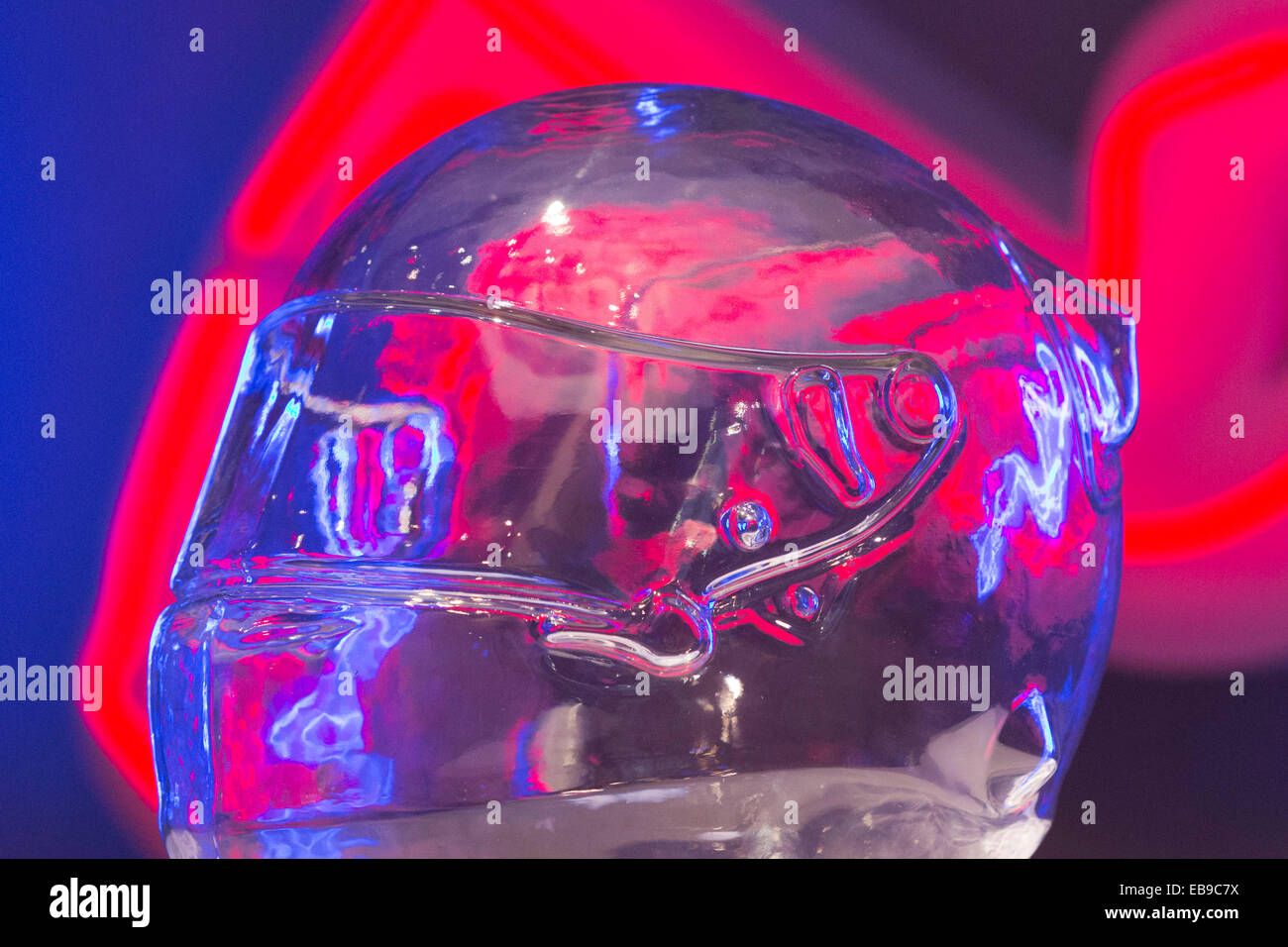Glas-Helm eines Formel-1-Fahrers. Angela Palmer Einzelausstellung "Adrenalin" The Fine Art Society. Stockfoto
