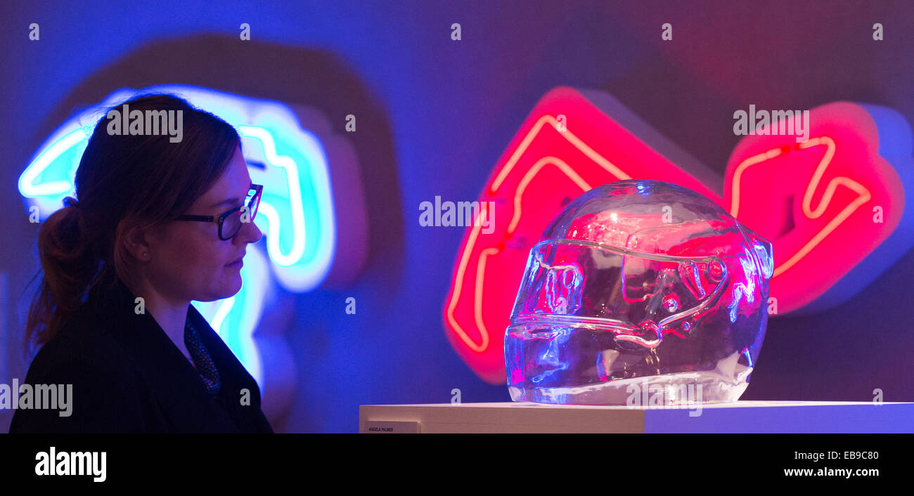 Glas-Helm eines Formel-1-Fahrers mit Leuchtreklamen der Formel-1-Rennstrecken. Angela Palmer Einzelausstellung "Adrenalin", bildende Kunst Stockfoto
