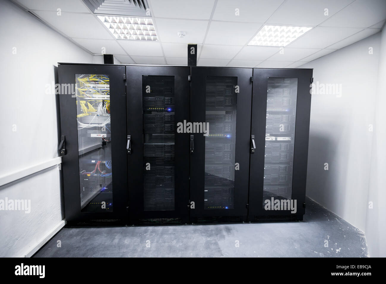 Server-Innenraum mit Schwarz Metall Computer Schränke Stockfoto
