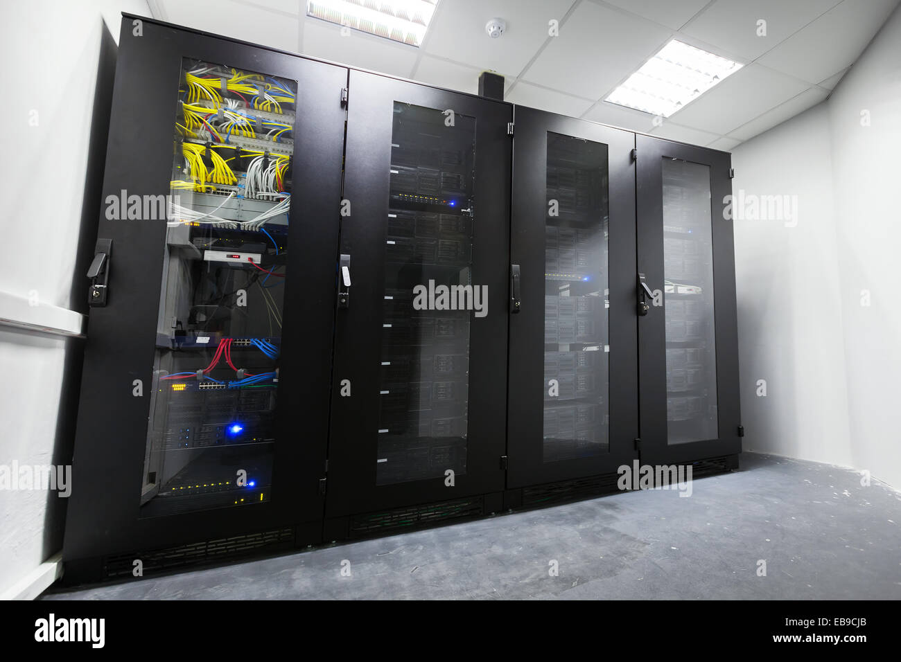 Moderne Server-Innenraum mit Schwarz Metall Computer Schränke Stockfoto
