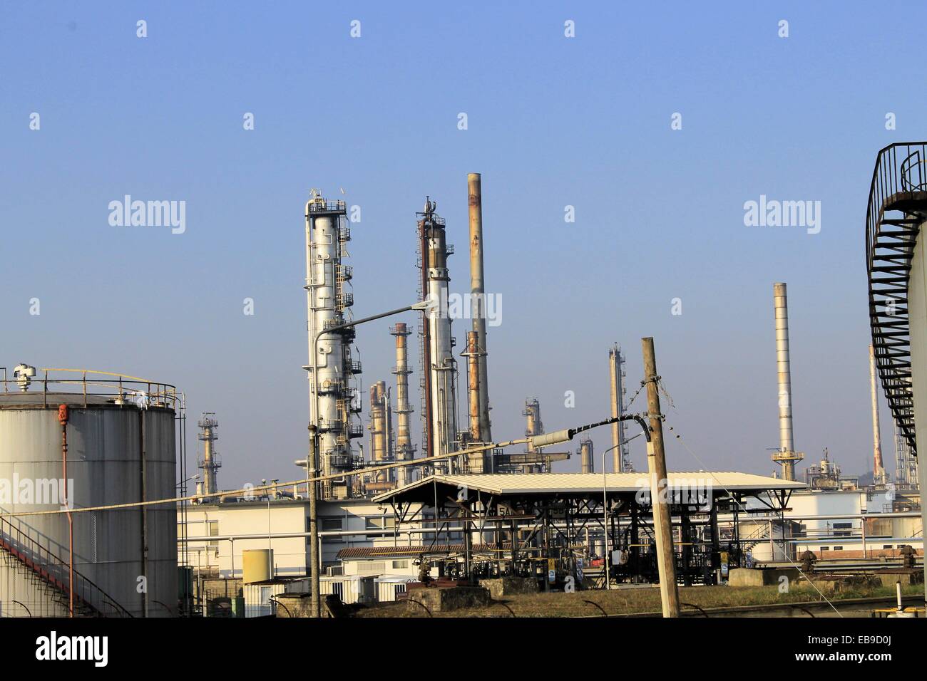 Petrochemische Anlage mit blauem Himmel Stockfoto