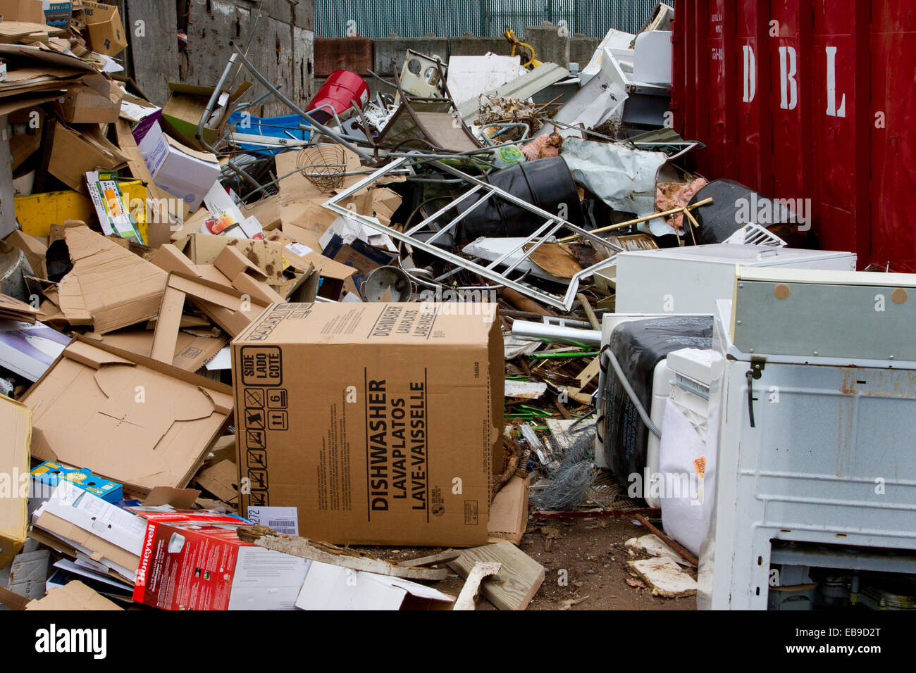 Verwendeten Kartons, Elektroartikel und allgemeinen Müll an einem Recycling-Depot/Exchange Stockfoto