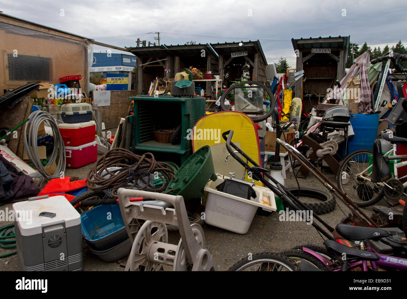Verschiedene alte/gebrauchte Haushalt & Gartenartikel an einem Recycling-Depot/Exchange Stockfoto