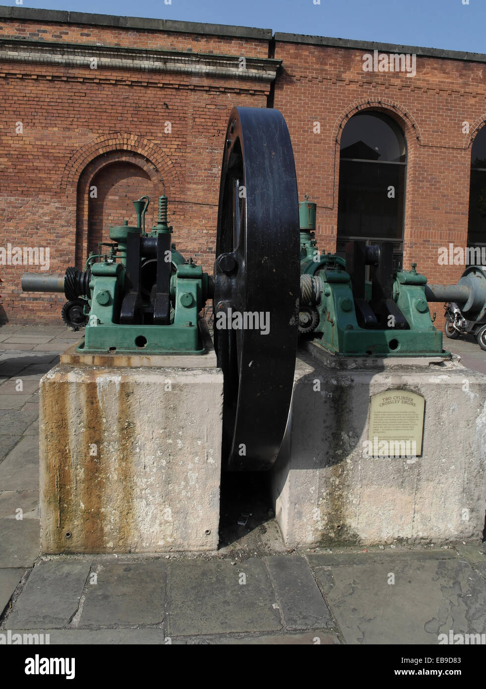 Zwei Zylinder Crossley Motors auf Bürgersteig vor Power Hall Museum der Wissenschaft und Industrie, niedrigere Byrom Street, Manchester Stockfoto