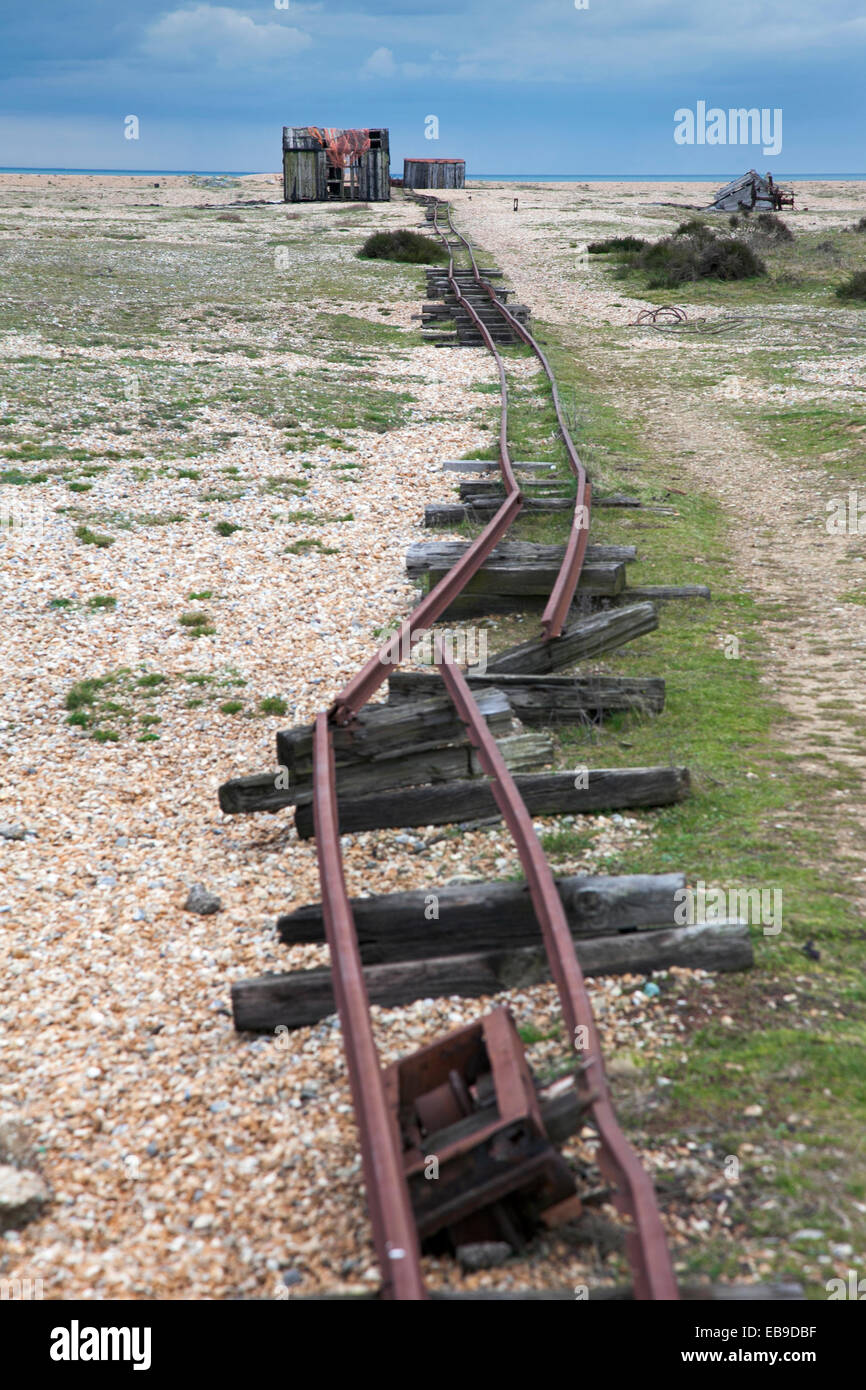 Gebrochene Gleise der stillgelegten Schmalspurbahn und einem verlassenen Schuppen in Dungeness, England Stockfoto