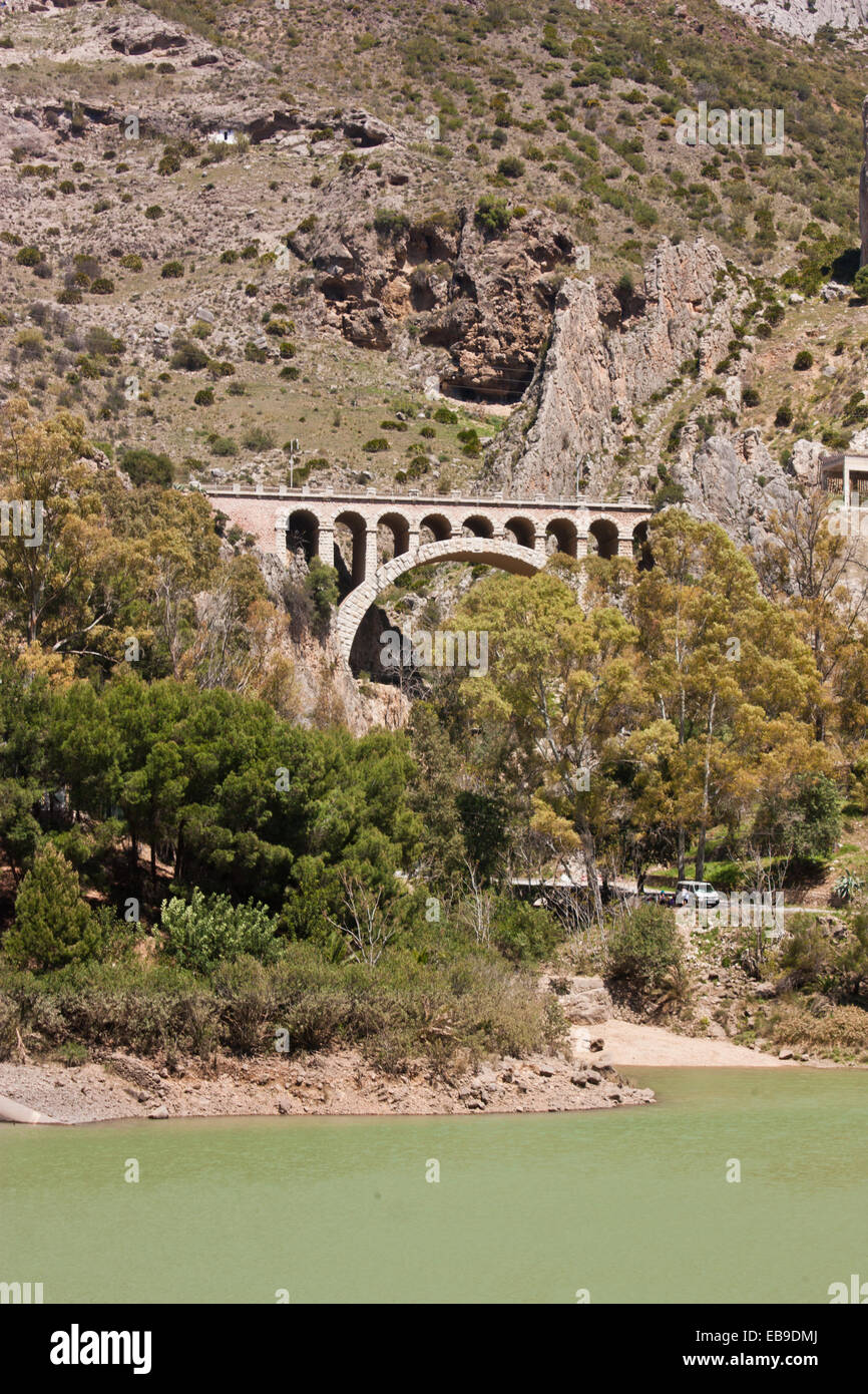 Die historischen und schönen Caminito Del Ray oder Könige Weg mit Blick auf den Fluss Guadalhorce Stockfoto