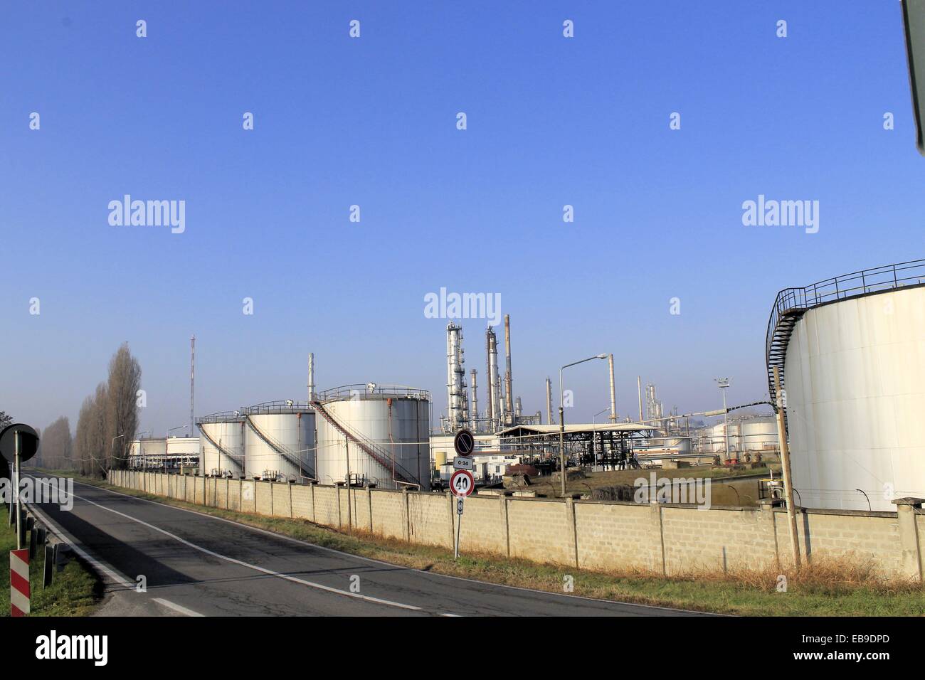 Petrochemische Anlage mit blauem Himmel Stockfoto