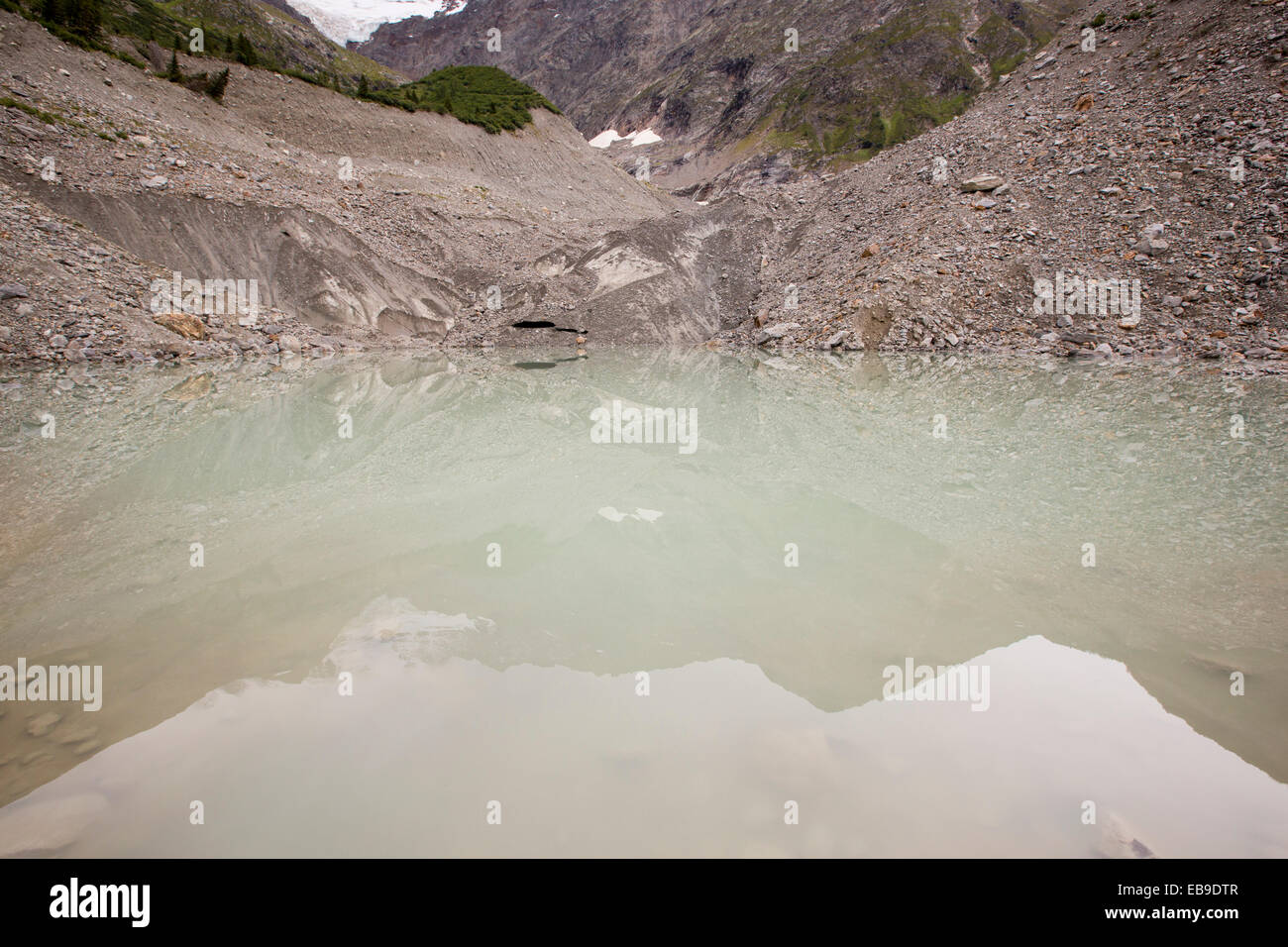 Ein See, Schmelzwasser in die Schnauze des schnell zurückweichenden Bionnassay Gletschers kommen aus der Mont-Blanc-Massiv. Es hat über 200 m in den letzten zwanzig Jahren zurückgezogen. Stockfoto