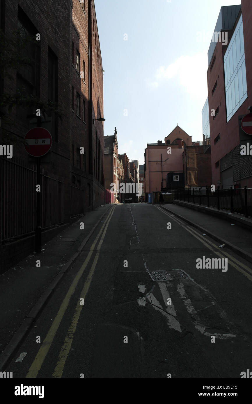 Blauer Himmel Sonne Schatten Porträt, Deansgate, alte und rotem Backstein Mauerwerk Neubauten über Wood Street, Spinningfields, Manchester Stockfoto