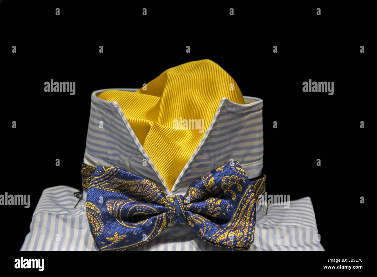 Gestreiftes Hemd und Fliege mit gelben seidenes Taschentuch Stockfoto