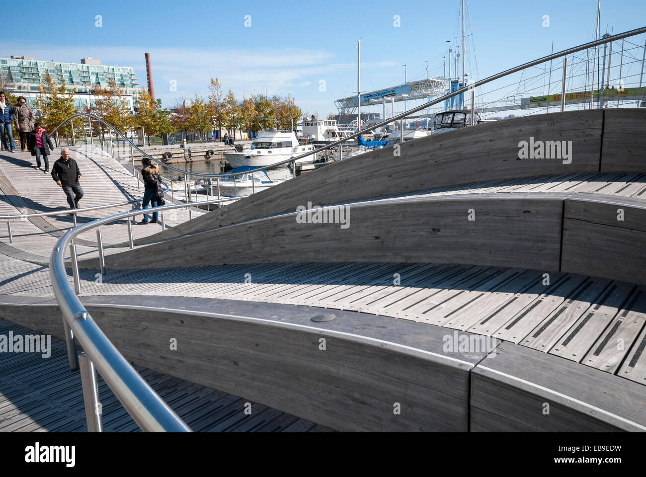 Die Simcoe Welle Deck ist ein urban Kunstprojekt in Toronto Harbourfront soll die Wellenbewegung des Ontariosees emulieren Stockfoto