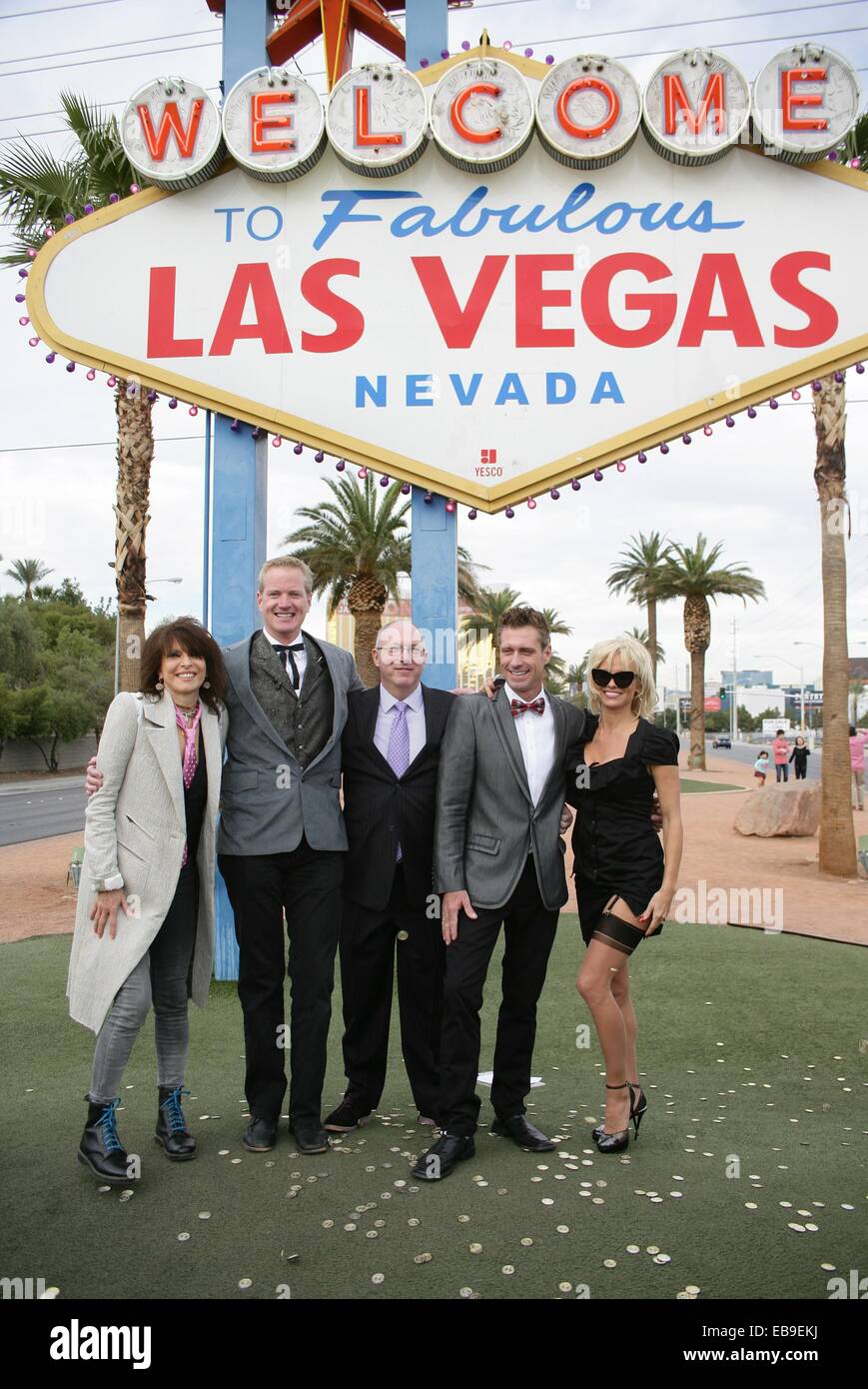 Las Vegas, NV, USA. 27. November 2014. Chrissie Hynde, Dan Mathews, Paul DeVido, Jack Ryan, Pamela Anderson in die Teilnehmerliste für Gay Hochzeit von PETA Dan Mathews und Jack Ryan, Fabulous Las Vegas Sign, Las Vegas, NV 27. November 2014 willkommen. Bildnachweis: James Atoa/Everett Collection/Alamy Live-Nachrichten Stockfoto