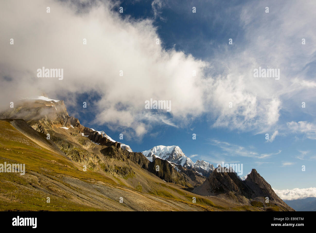 Mit Blick auf Mont Blanc und Mont Blanc du Courmayeur vom Col De La Seigne, auf die Tour de Mont Blanc, mit Les Pyramides Calcaires im Vordergrund. Stockfoto Mit Blick auf Mont Blanc und Mont Blanc du Courmayeur vom Col De La Seigne, auf die Tour de Mont Blanc, mit Les Pyramides Calcaires im Vordergrund. Stockfoto