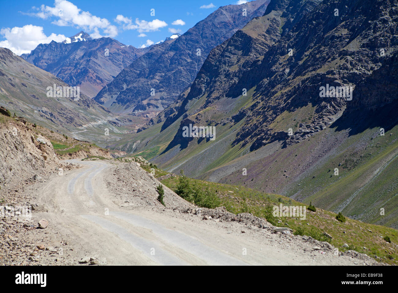 Unversiegelte Abschnitt von Manali Leh Highway durch den Himalaya Stockfoto
