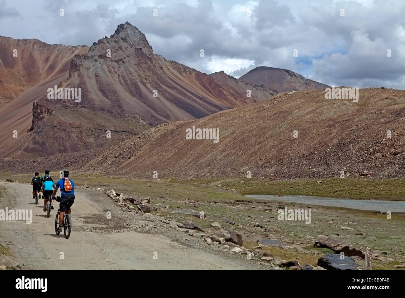 Radfahrer, die durch den Himalaya auf die Manali Leh Highway in Richtung Stockfoto