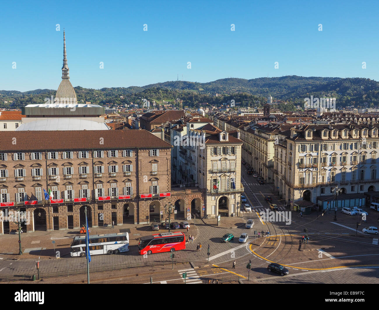 TURIN, Italien - 22. Oktober 2014: Touristen in Piazza Castello, dem barocken Hauptplatz Stockfoto