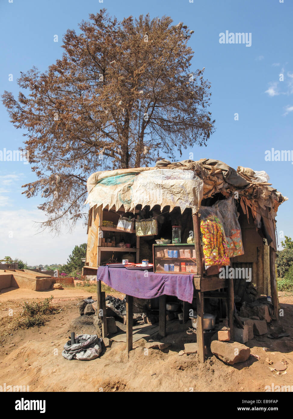 Typische kleine primitive Holz- Straße in Antananarivo, oder Tana, Hauptstadt von Madagaskar ausgeht, mit Snacks und Zigaretten, an einem sonnigen Tag Stockfoto