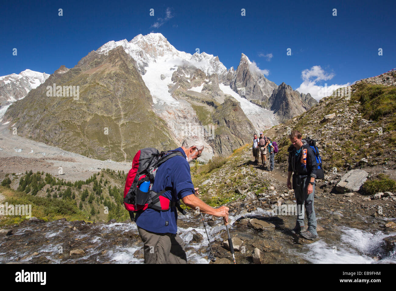 Wanderer auf der Tour de Mont Blanc aufsteigenden des Vallon De La Lex Blanche in Italien unter Mont Blanc. Stockfoto Wanderer auf der Tour de Mont Blanc aufsteigenden des Vallon De La Lex Blanche in Italien unter Mont Blanc. Stockfoto
