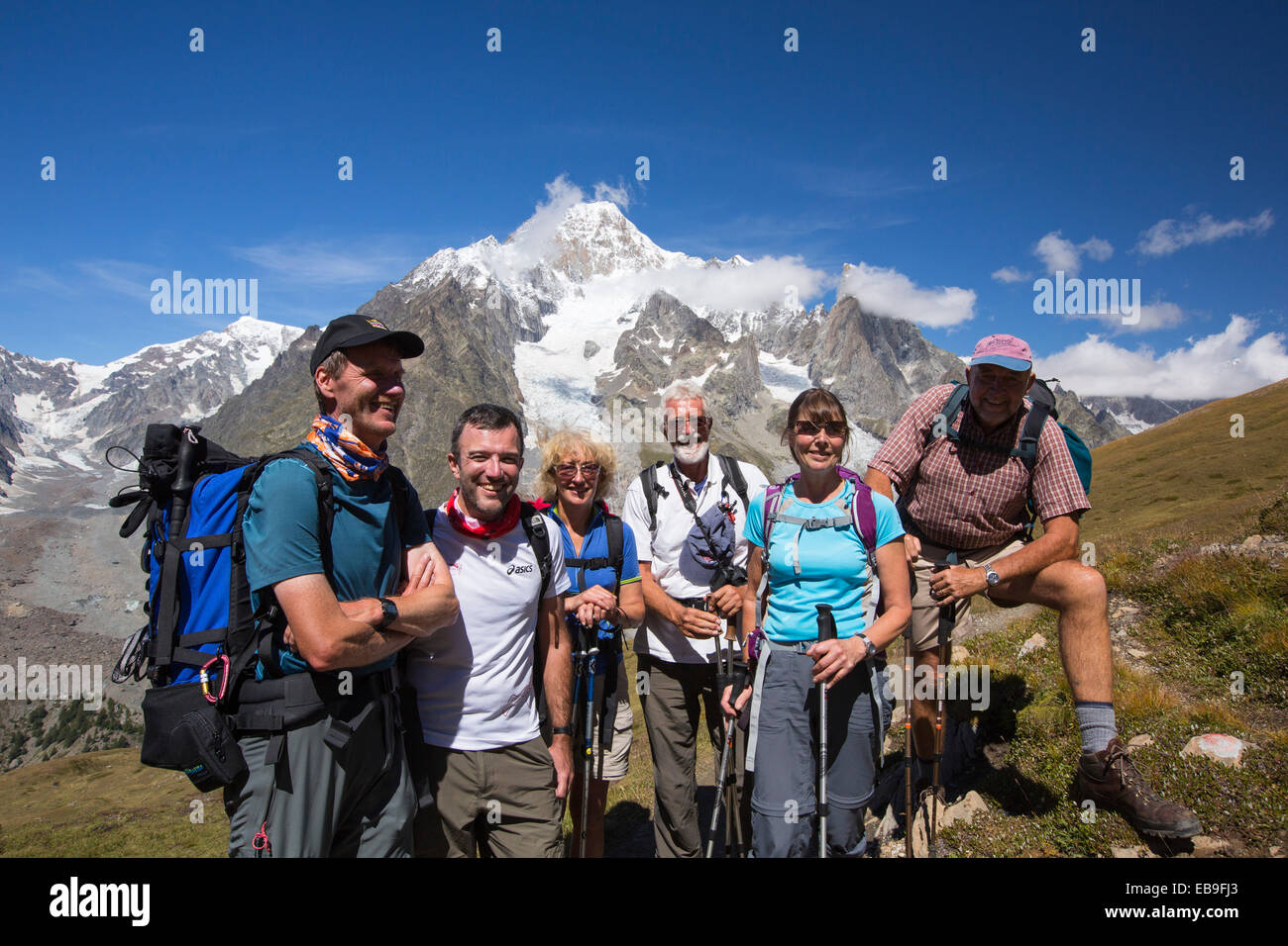 Wanderer auf der Tour de Mont Blanc aufsteigenden des Vallon De La Lex Blanche in Italien unter Mont Blanc. Stockfoto Wanderer auf der Tour de Mont Blanc aufsteigenden des Vallon De La Lex Blanche in Italien unter Mont Blanc. Stockfoto