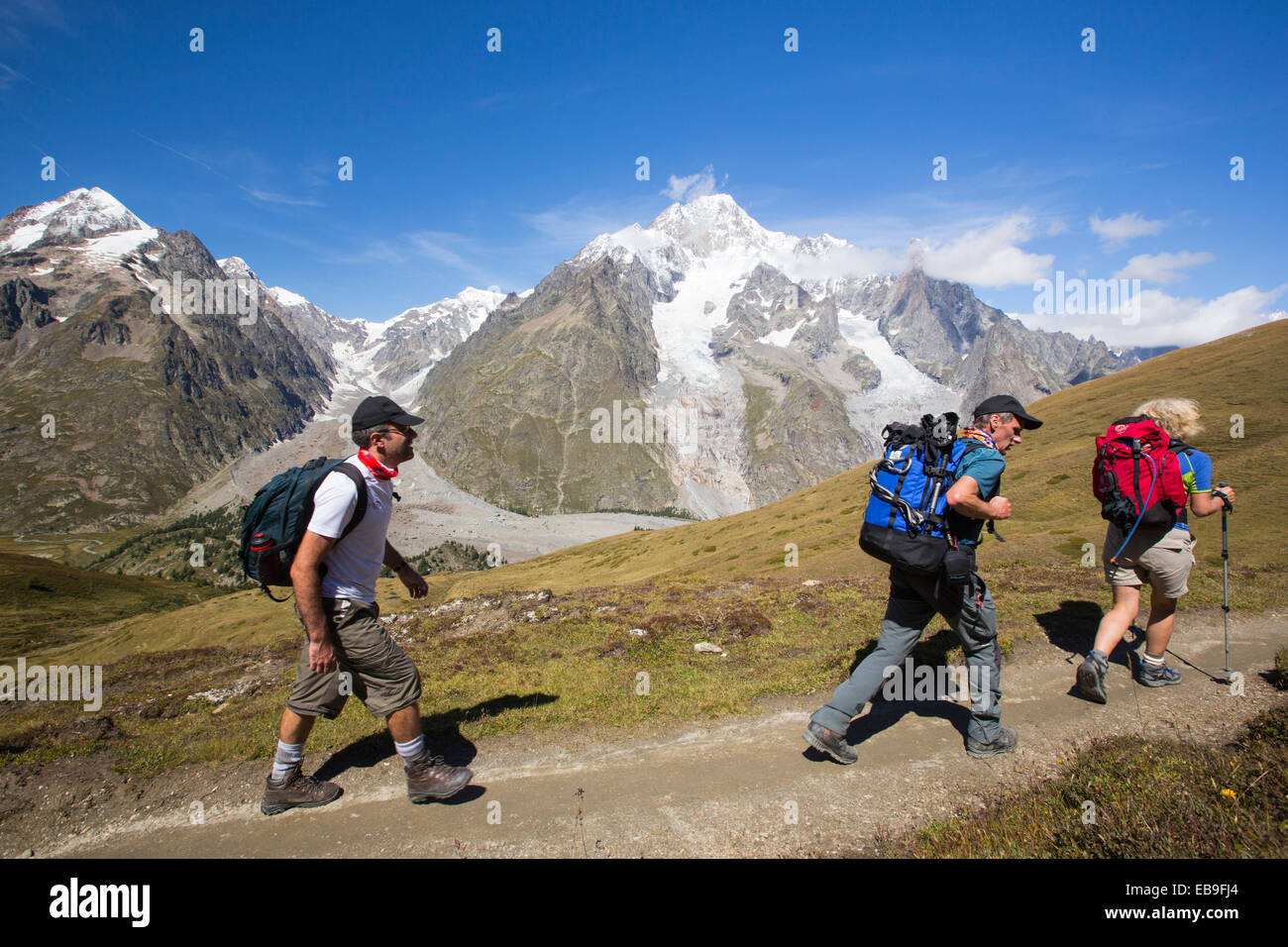 Wanderer auf der Tour de Mont Blanc aufsteigenden des Vallon De La Lex Blanche in Italien unter Mont Blanc. Stockfoto Wanderer auf der Tour de Mont Blanc aufsteigenden des Vallon De La Lex Blanche in Italien unter Mont Blanc. Stockfoto