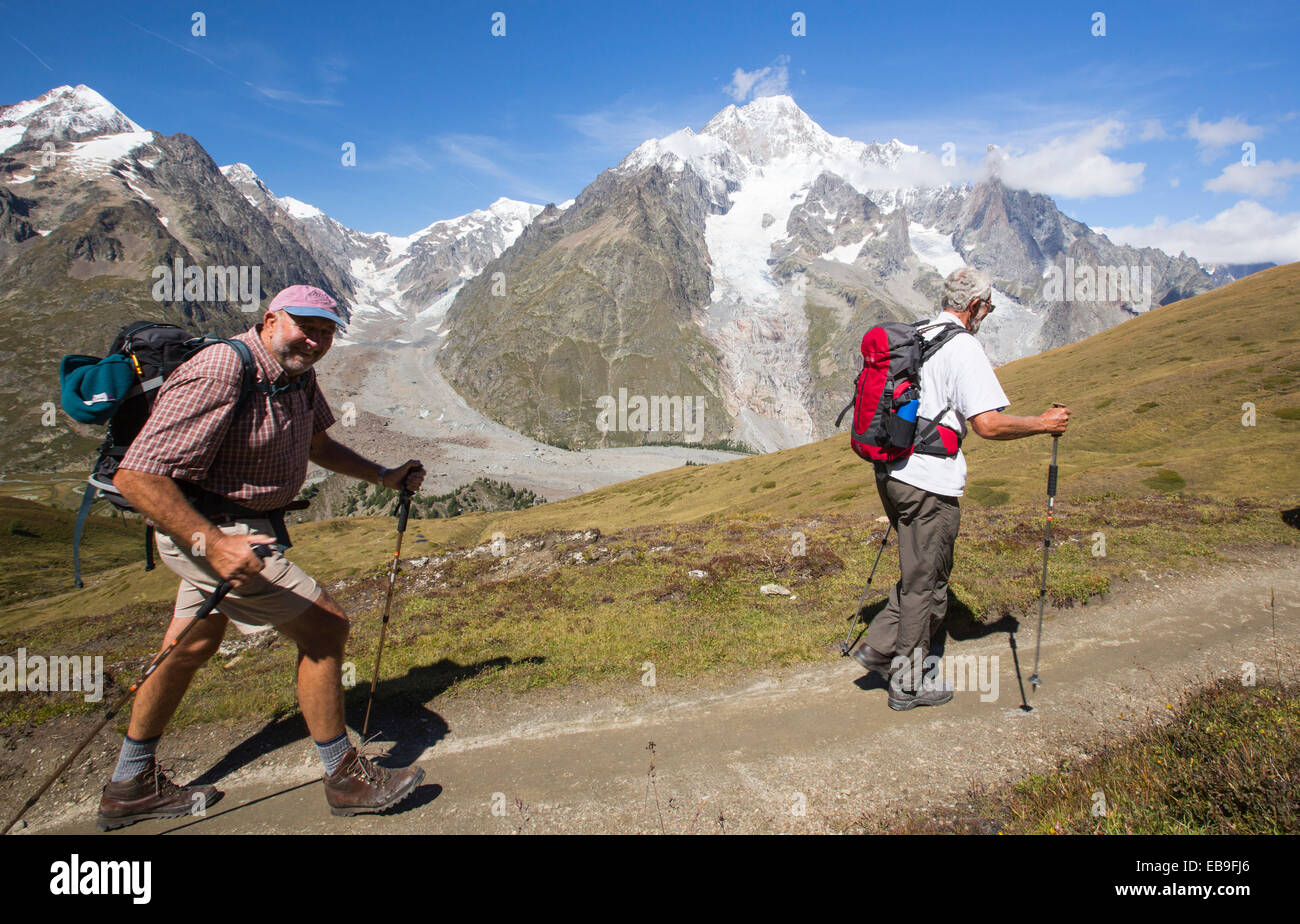 Wanderer auf der Tour de Mont Blanc aufsteigenden des Vallon De La Lex Blanche in Italien unter Mont Blanc. Stockfoto Wanderer auf der Tour de Mont Blanc aufsteigenden des Vallon De La Lex Blanche in Italien unter Mont Blanc. Stockfoto