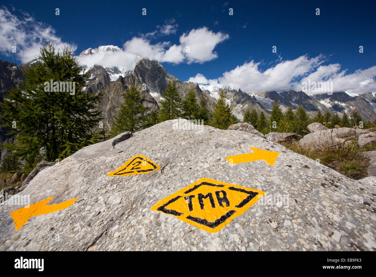 Mit Blick auf Mont Blanc von oben Val Veny, Italien, mit einem Stein mit der Tour du Mont Blanc-Langstrecken-Wanderweg markiert. Stockfoto Mit Blick auf Mont Blanc von oben Val Veny, Italien, mit einem Stein mit der Tour du Mont Blanc-Langstrecken-Wanderweg markiert. Stockfoto