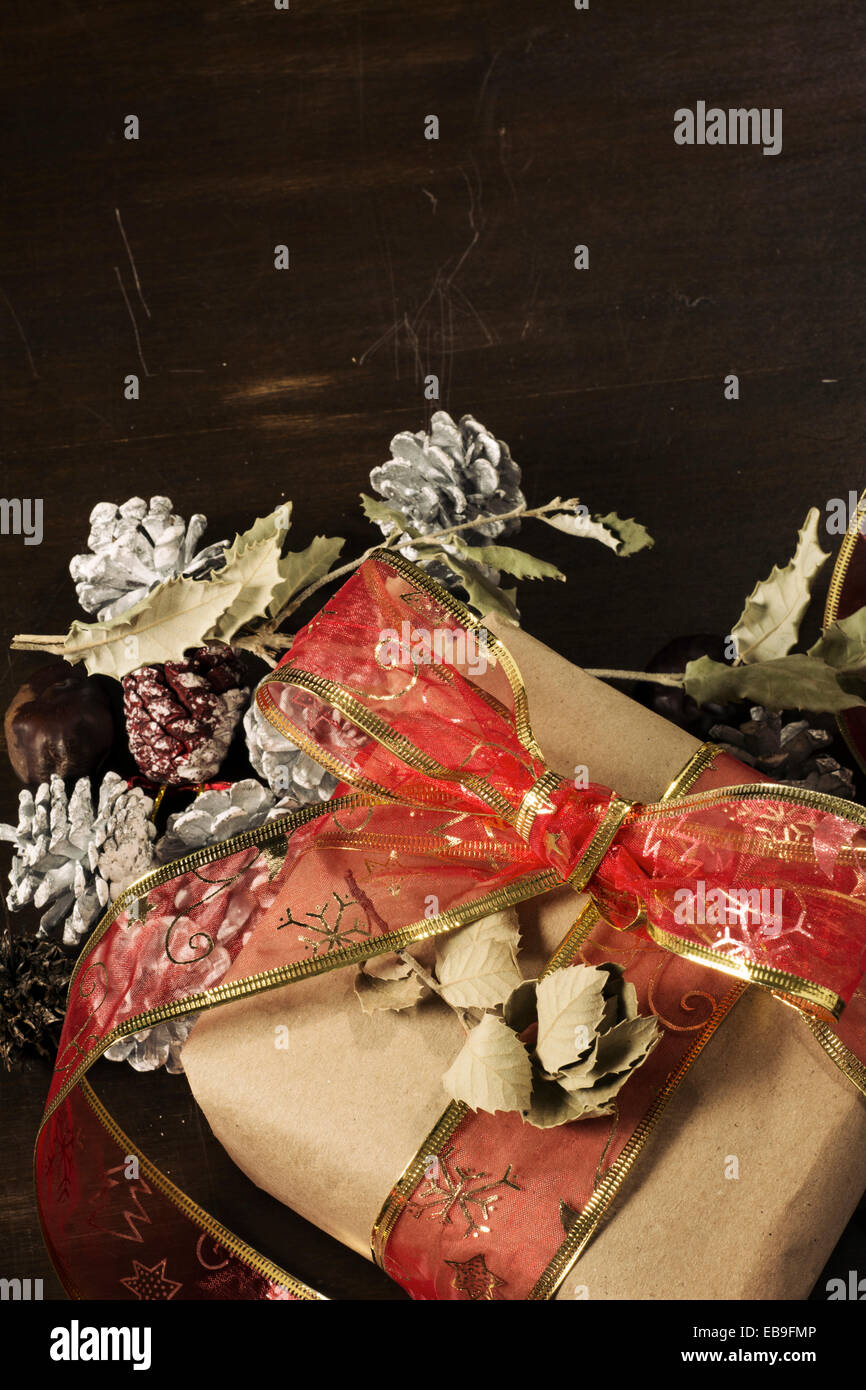 Rustikale Christmas Present, Red Ribbon Holz Hintergrund Stockfoto