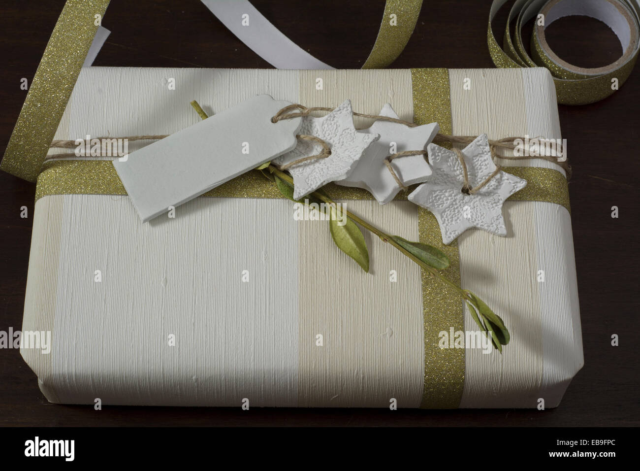 Geschenkbox mit handgefertigten, goldene Schleife und dekorativen weißen Sternen Stockfoto