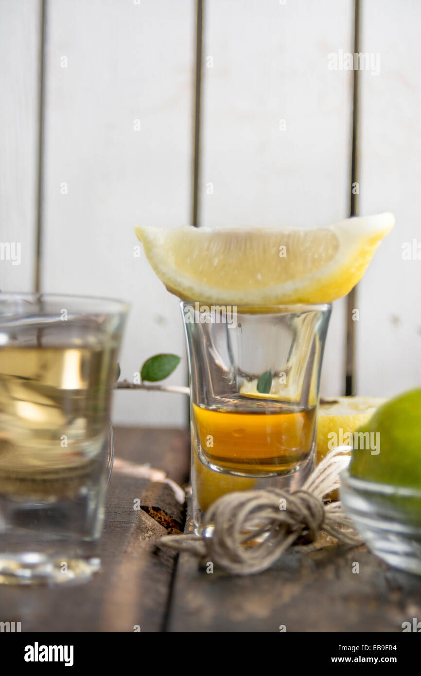 Aufnahmen von Tequila, Zitrone Limette und Salz auf Holz Hintergrund Stockfoto