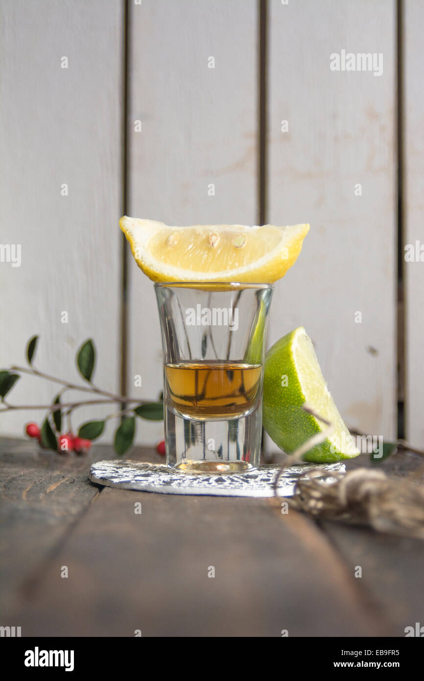 Aufnahmen von Tequila, Zitrone Limette und Salz auf Holz Hintergrund Stockfoto